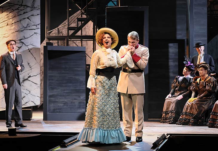 Florine Schnitzel (Margaretha Geertruida "Griet" Zelle), Armin Kahl (Rudolph "Johnny" MacLeod, Margarethas Ehemann) und das Ensemble des Staatstheaters am Gärtnerplatz  ©Foto: Marie-Laure Briane